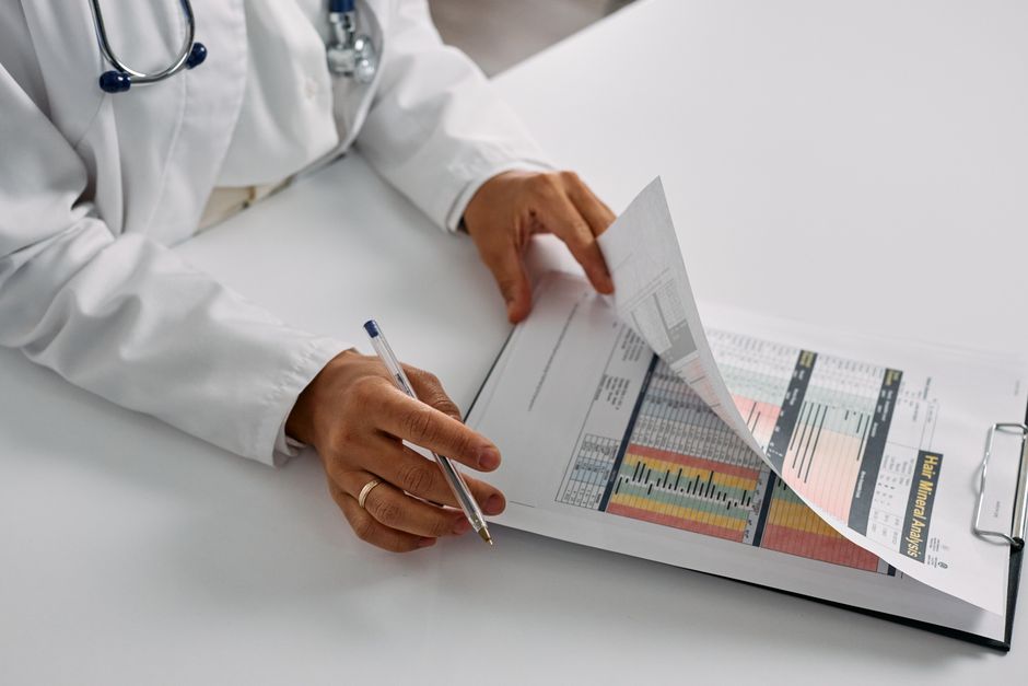 Médico revisando su agenda para decidir entre consultorio por hora o mensual
