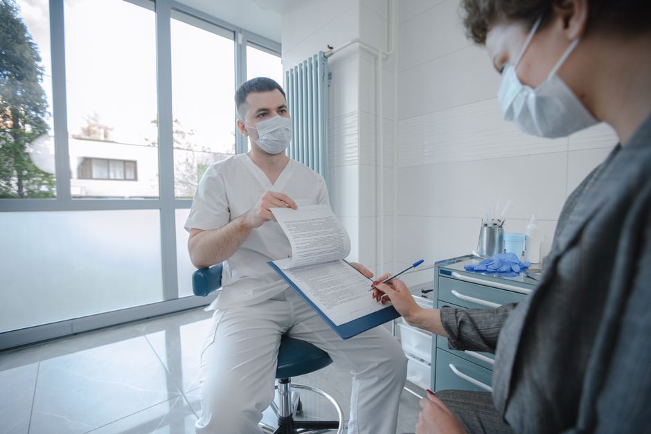 Médico revisando un contrato de alquiler de consultorio antes de firmarlo